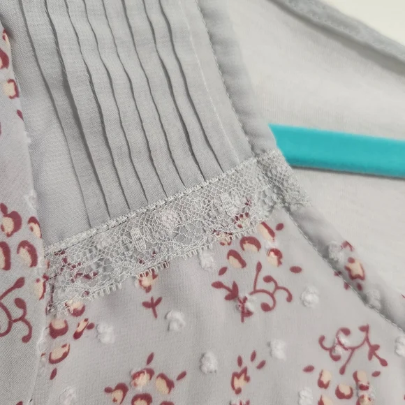 LC Lauren Conrad Gray Blouse with Red Floral Pattern, size M - Picture 5 of 8